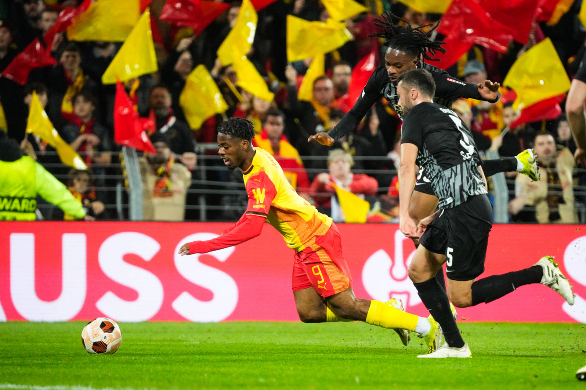 爱游戏在线-比勒费尔德险胜弗赖堡，豪取三分的简单介绍