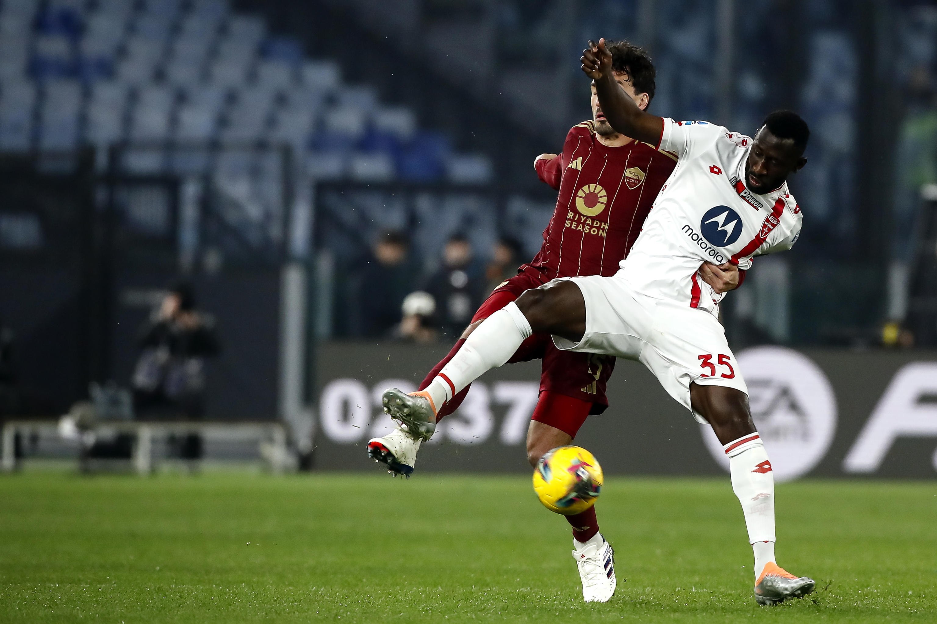 爱游戏-关于高潮迭起的足球赛事：球员们奋力拼搏，精彩纷呈的信息