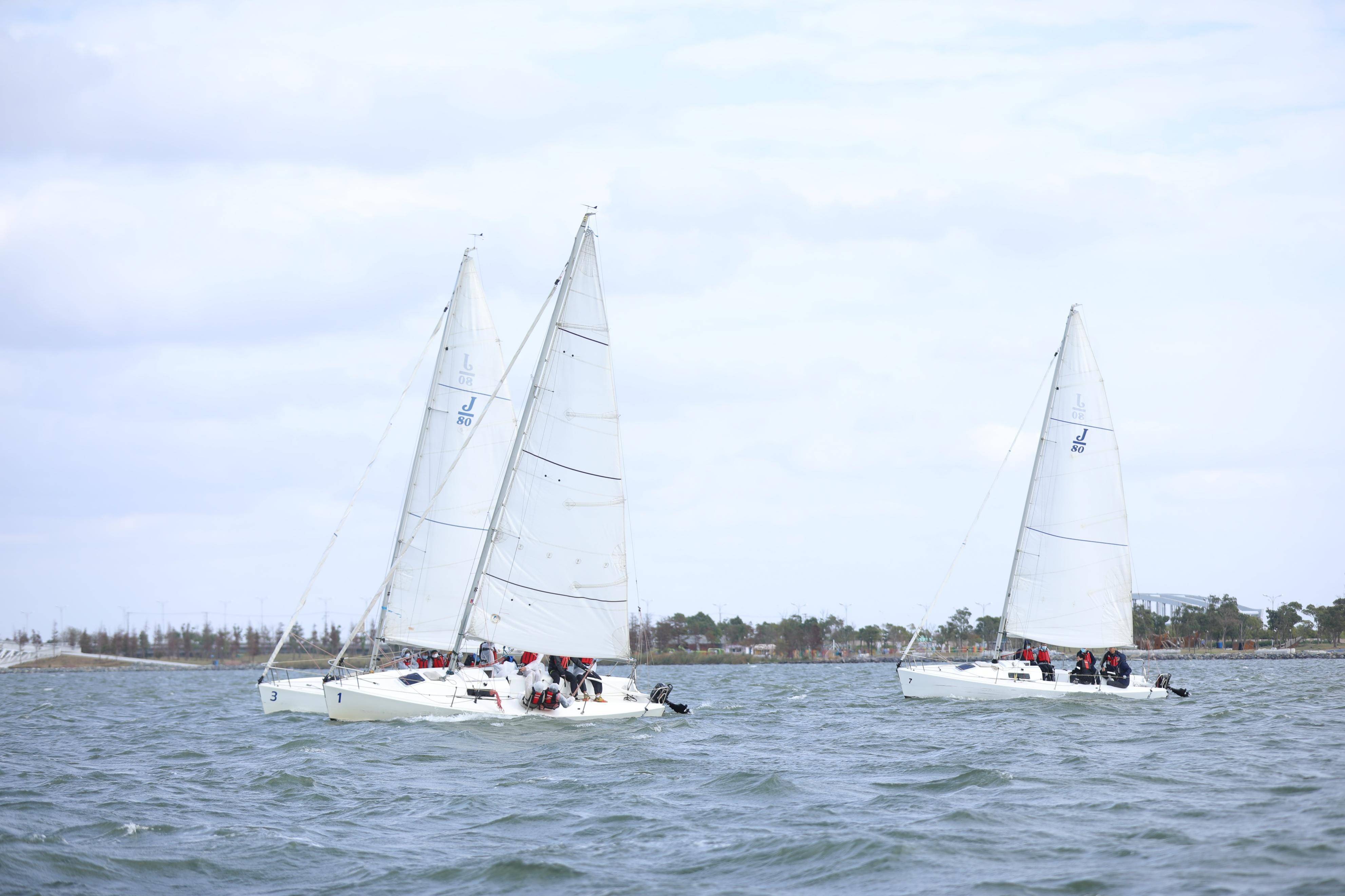 爱游戏在线登录-包含风云变幻！帆船比赛中选手在波涛汹涌中奋勇前进的词条