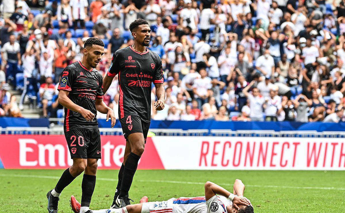 亚眠客场不敌梅斯，遭遇双杀