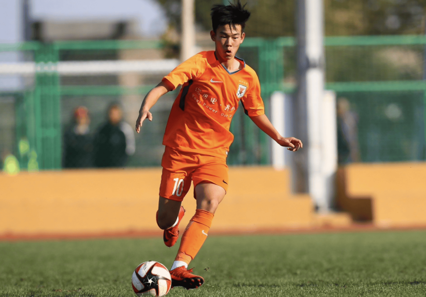 爱游戏-激烈比赛中，球员们展现出顶尖水平的技术和体力的简单介绍