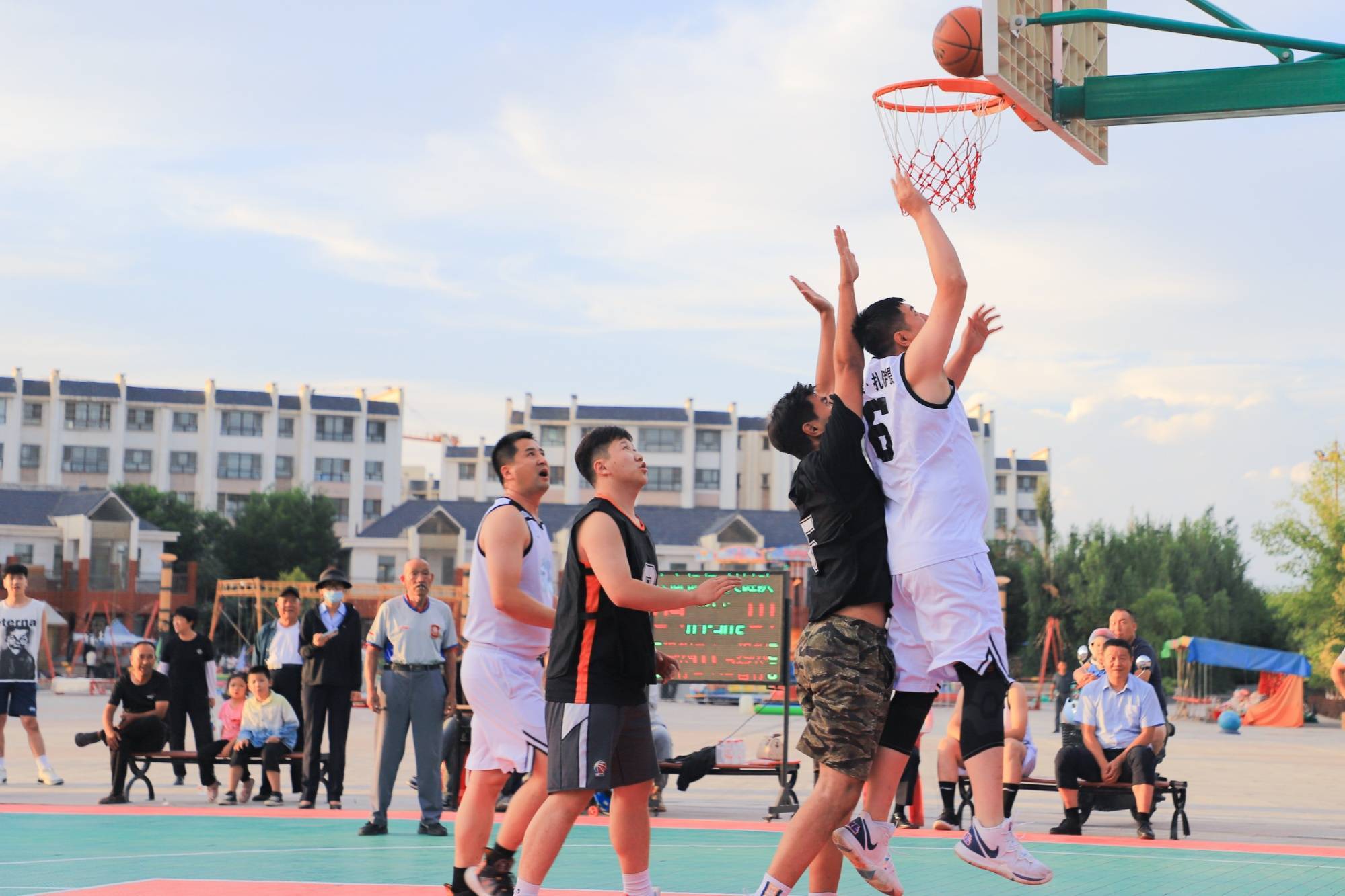 篮球比赛中球员的精彩表现震撼全场