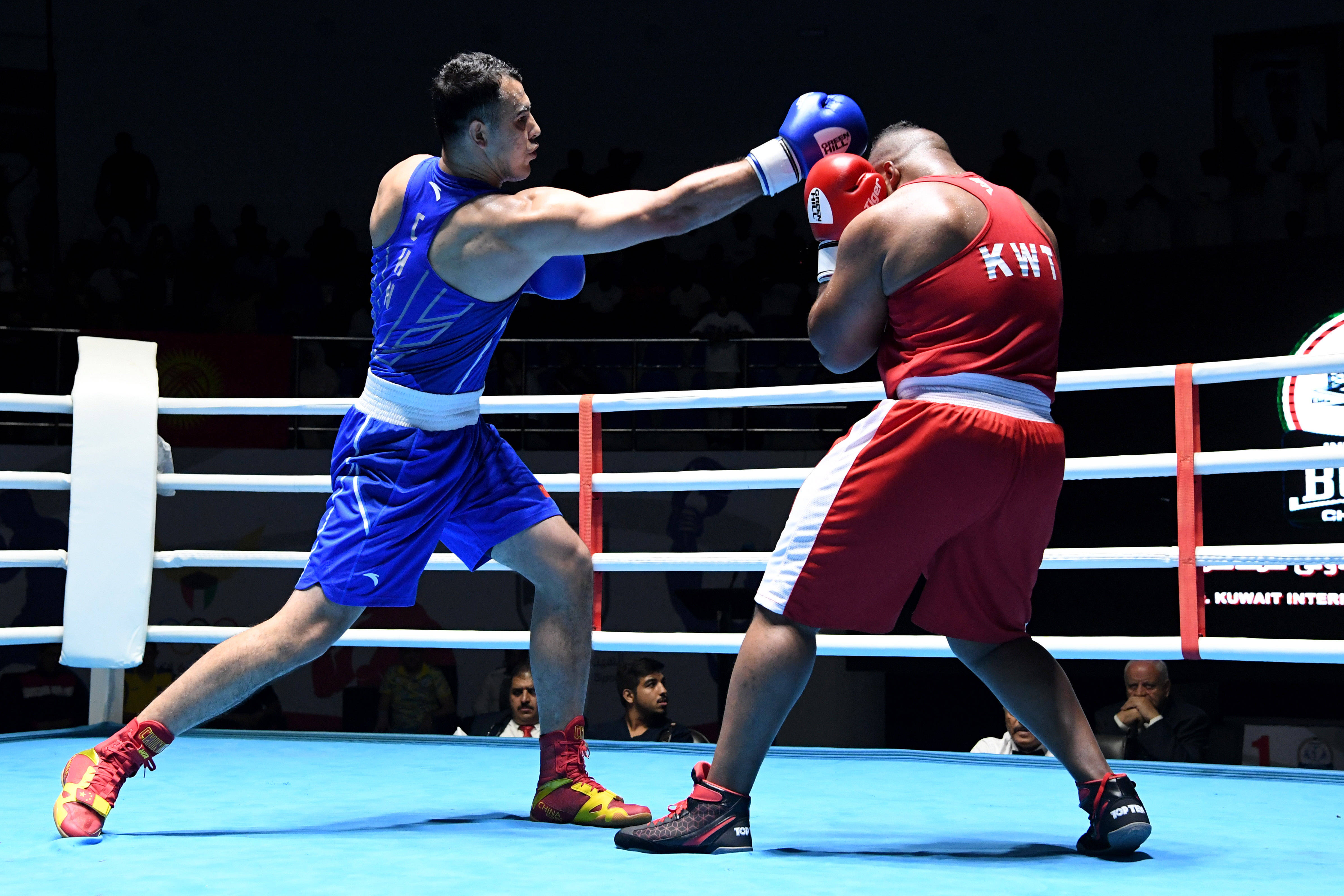 爱游戏登录入口-斯洛伐克拳击选手发挥炫酷击败对手的简单介绍