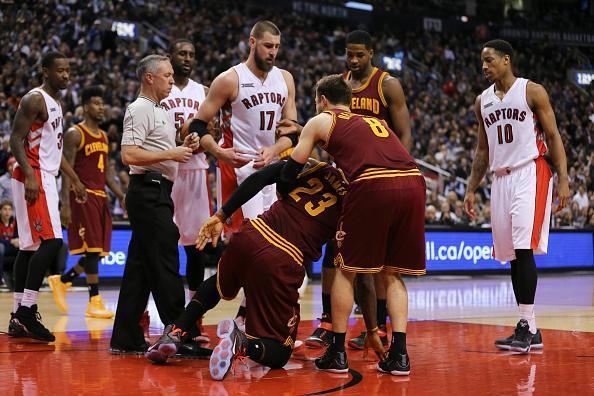 爱游戏入口-包含瓦兰奇砍下分，猛龙击败骑士再度胜利的词条