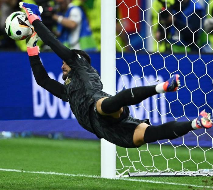 关于神奇瞬间!守门员出奇制胜成功扑出关键球的信息 关于神奇瞬间!守门员出奇制胜成功扑出关键球的信息