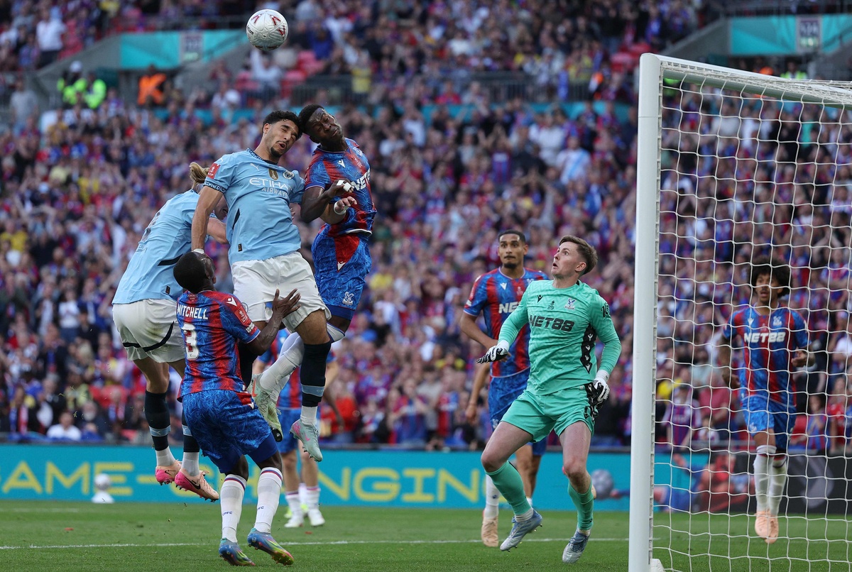 爱游戏官网-足球盛宴再掀巅峰，球员斗志昂扬场面壮观的简单介绍