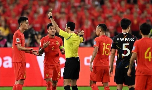 世界杯预选赛激烈进行，各队拼尽全力