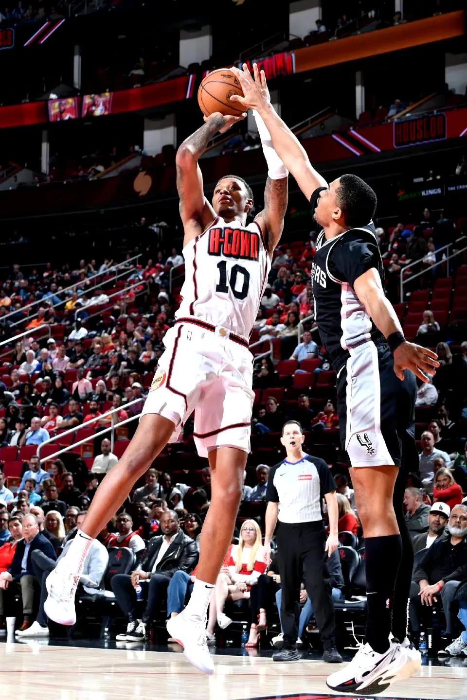 猛龙116比109击败马刺，保持不败纪录的简单介绍