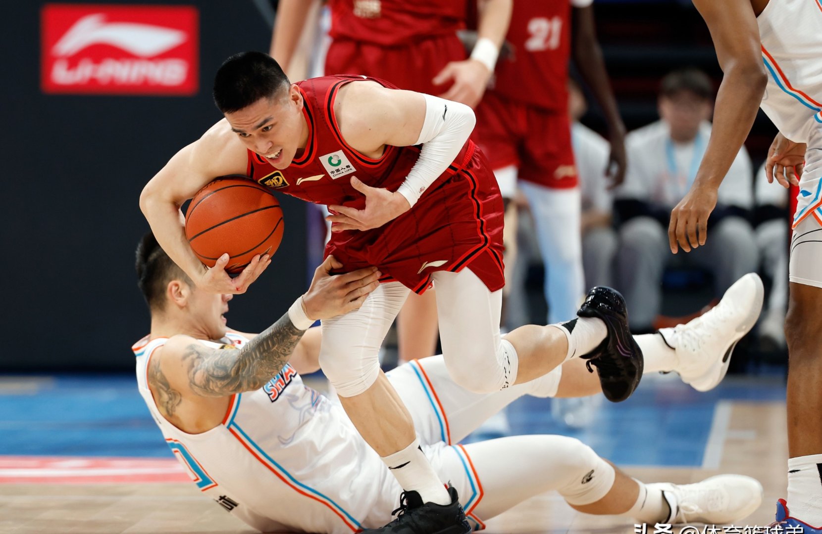 湖北男篮在比赛中迎战对手，力求取胜