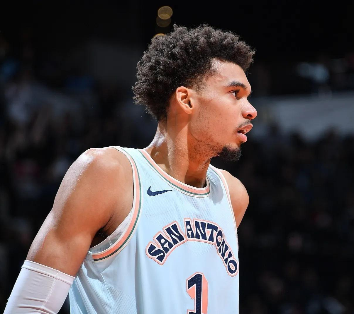 关于猛龙队后卫努尔基奇关键时刻挺身而出的信息