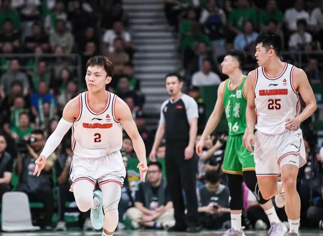 爱游戏在线-球员在比赛中展现出色技术，受到赞誉