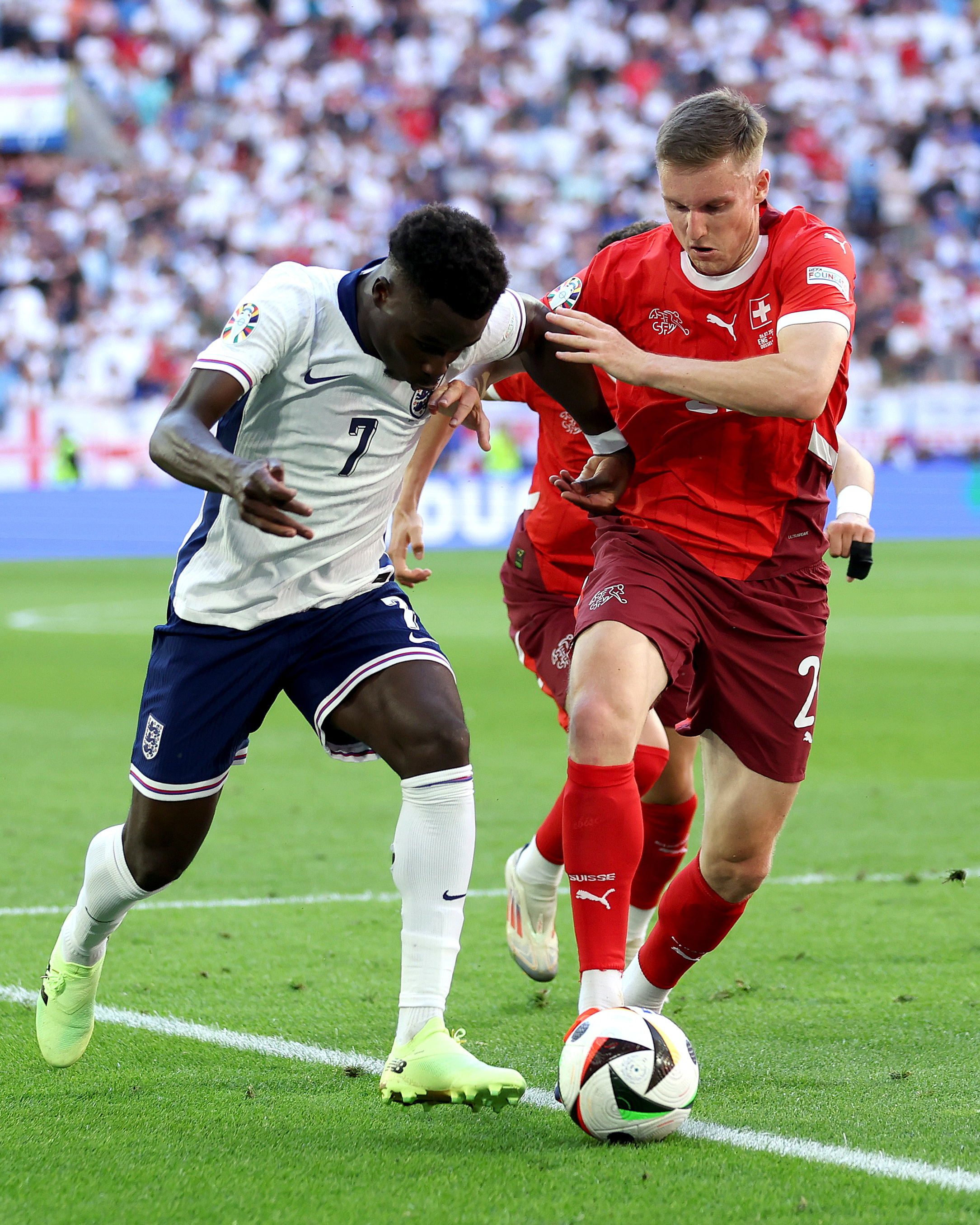 欧洲球队斩获胜利，成功晋级淘汰赛阶段