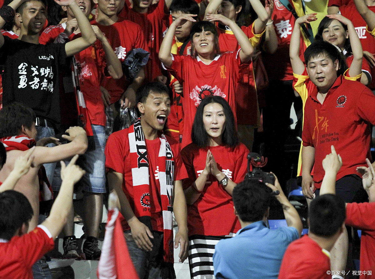 爱游戏登录入口-一场紧张激烈的足球比赛引发球迷热议的简单介绍