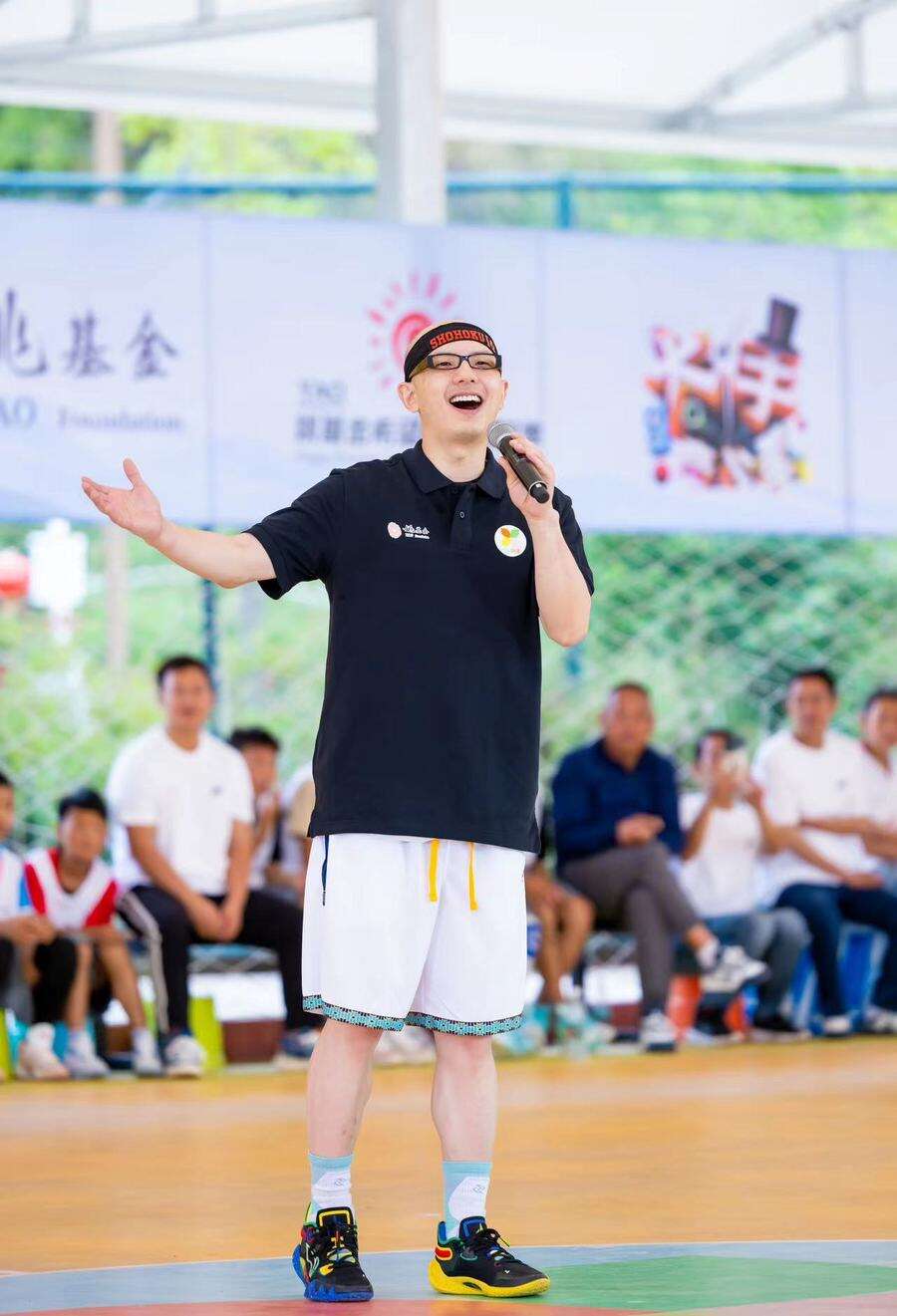 关于篮球明星携手参加公益活动，传递正能量给粉丝的信息