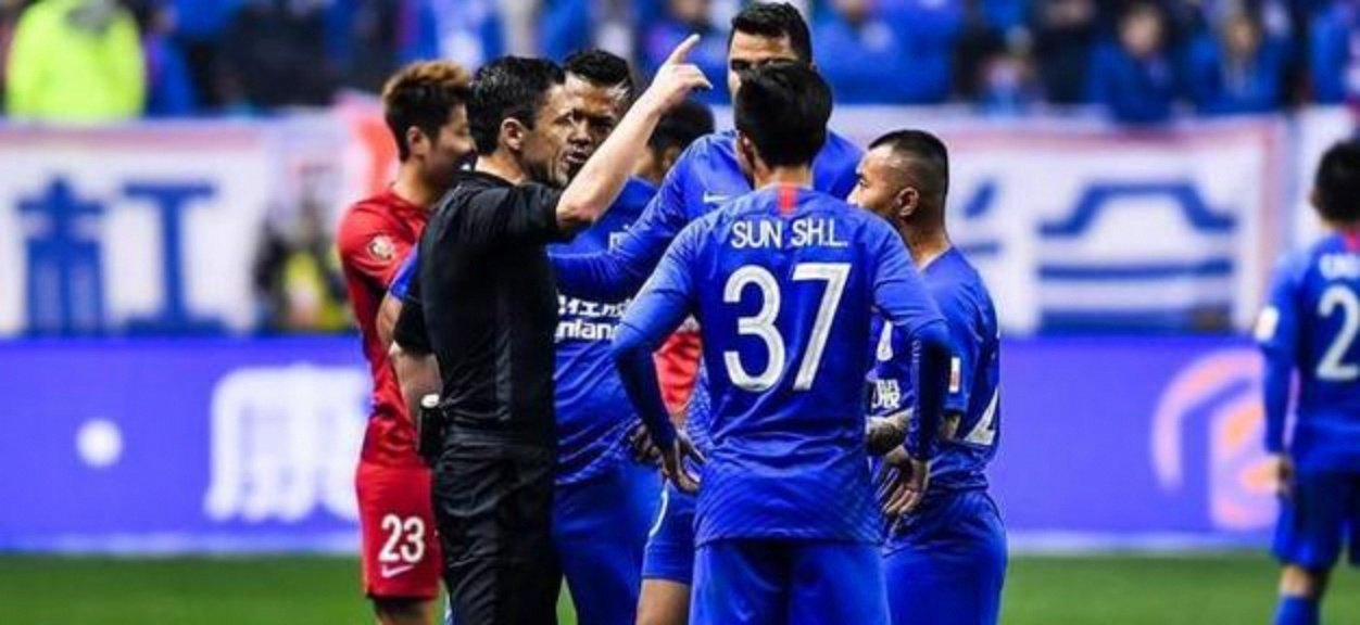 爱游戏官方登录入口-亚冠比赛后的场外风波引发球迷热议